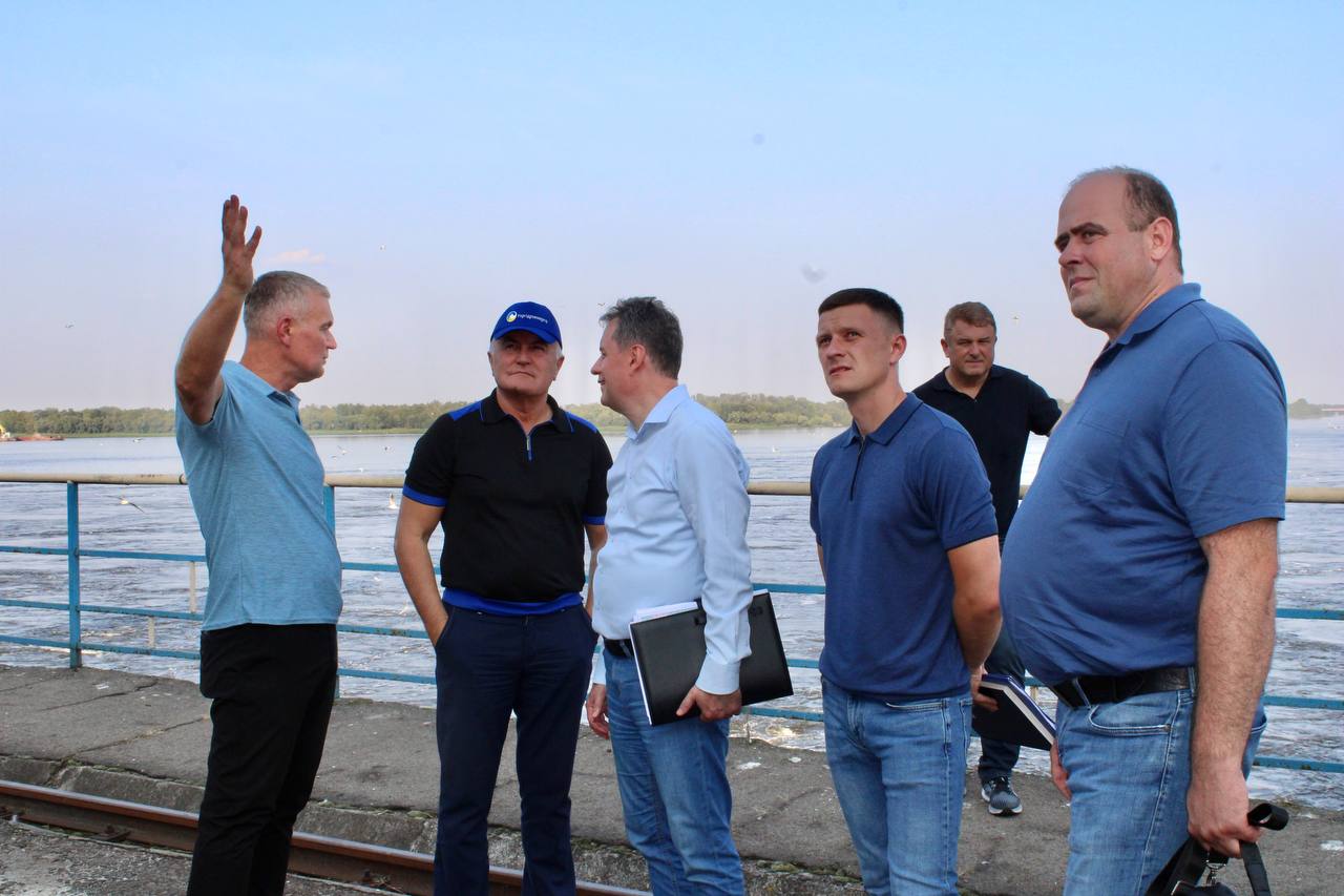 Ukrhydroenergo's CEO, Ihor Syrota, led a delegation to Seredniodniprovska HPP to discuss technical issues related to the reconstruction of the hydroelectric power plant's equipment3