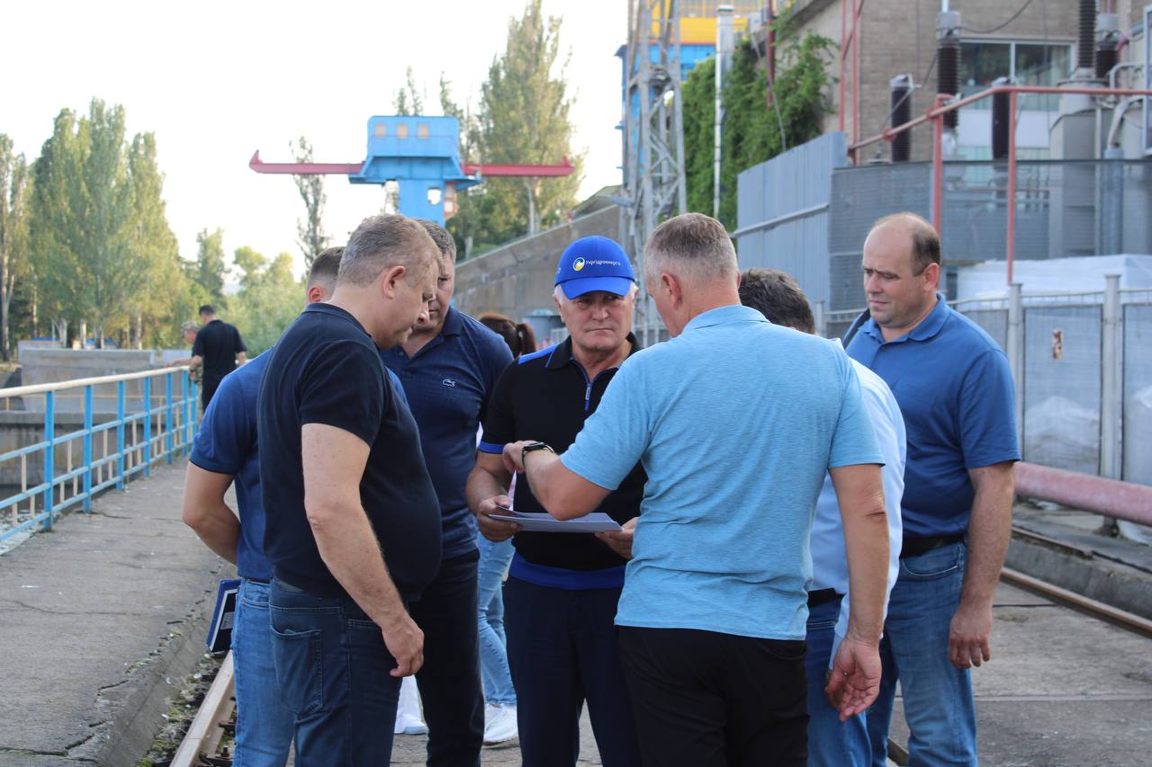Ukrhydroenergo's CEO, Ihor Syrota, led a delegation to Seredniodniprovska HPP to discuss technical issues related to the reconstruction of the hydroelectric power plant's equipment